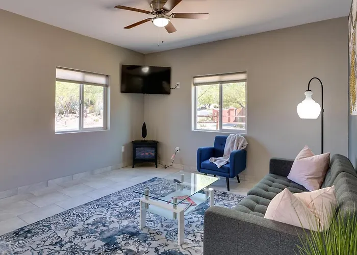 Holiday home Vacation W/ Community Pool!