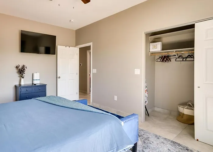 Holiday home Vacation W/ Community Pool!