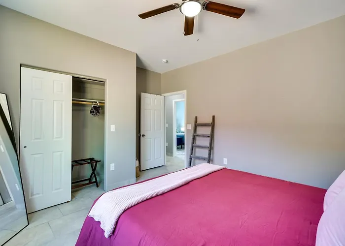 Holiday home Vacation W/ Community Pool!